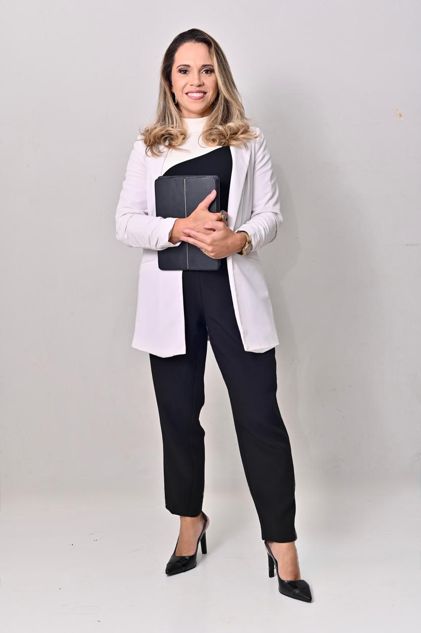 Thaisa Evaristo, Perita Contadora